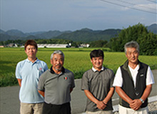 写真:生産者マルセ畜産　勢戸和孝さんと